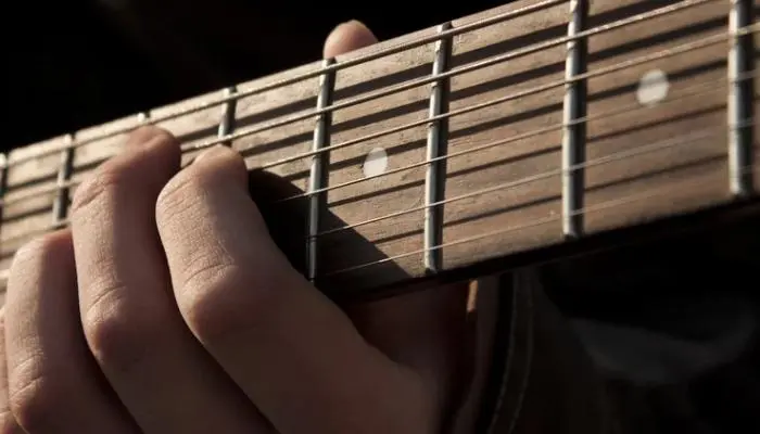 tocar acordes no violão